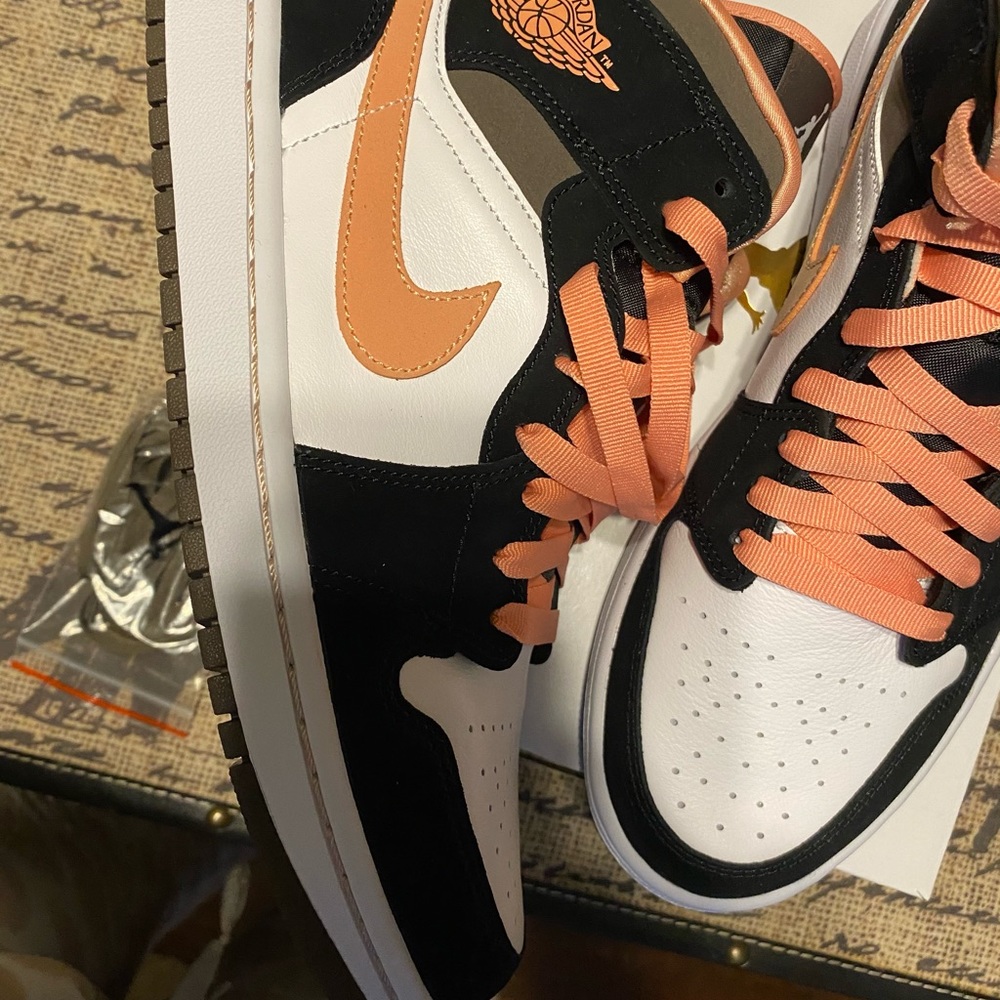 Jordan 1 Mid Apricot and Black 10W